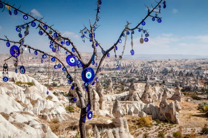 Do olho grego ao sagrado coração: amuletos da sorte em todo o mundo