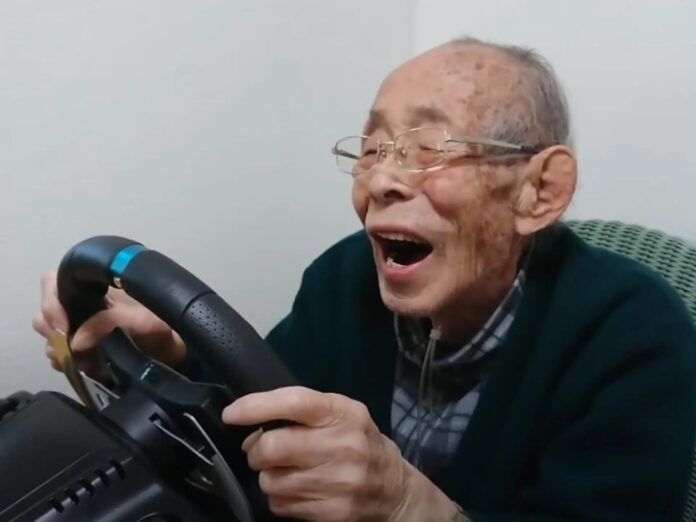 Vovô de 93 anos revive a emoção de pilotar graças ao videogame