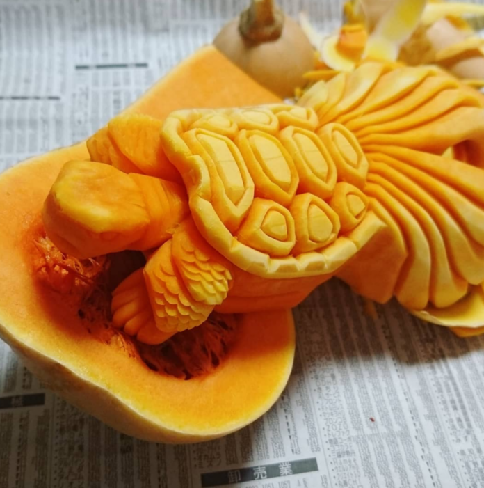 Artista esculpe incríveis padrões em frutas e legumes