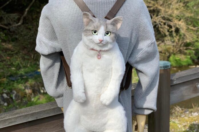 Japoneses estão pagando quase R$ 5.000 por mochila que parece gato de verdade