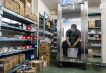 ‘Geladeira para humanos’ alivia trabalhadores japoneses durante onda de calor