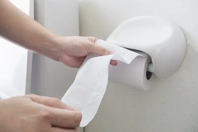 lady-pulling-tissue-toilet